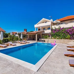 Merita With Pool Sveti Filip i Jakov