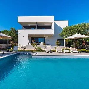 Crowonder Sun Dance With Heated Swimming Pool Seaview And Garden Sveti Filip i Jakov
